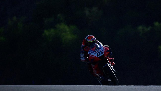 Francesco Bagnaia berhasil menguasai sesi latihan bebas ketiga atau FP3 sekaligus mencetak rekor di MotoGP Emilia Romagna 2020.