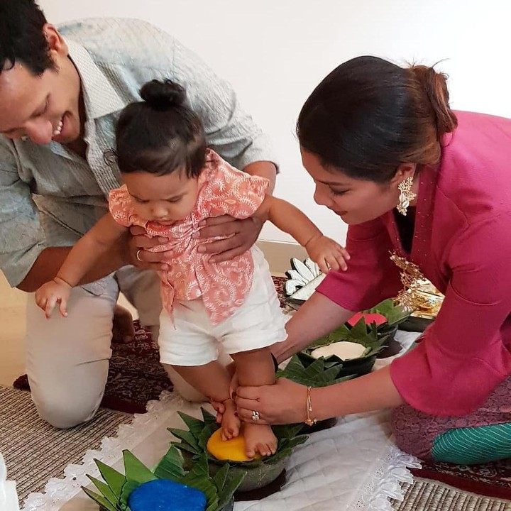 <p>Momen saat acara turun tanah Solara nih, Bunda.</p>