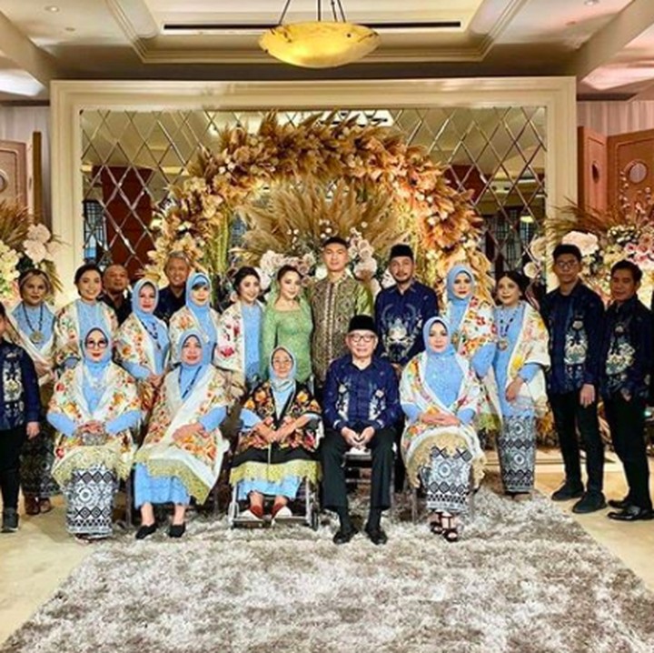 <p>Nikita dan Indra befoto dengan keluarga besar yang kompak mengenakan dresscode bernuansa biru. Semoga lancar hingga hari H ya Nikita dan Indra. (Foto: Instagram @nancy_nikilovers9)</p>