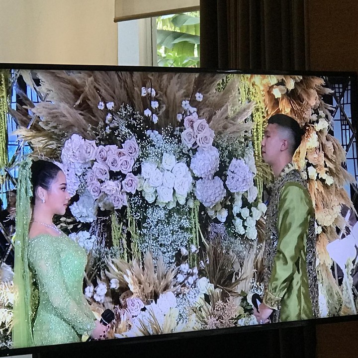 <p>Acara lamaran dihadiri keluarga keduanya. Suasana terlihat syahdu dengan dekorasi penuh bunga dan nuansa hijau yang teduh. (Foto: Saras/detikHOT)</p>