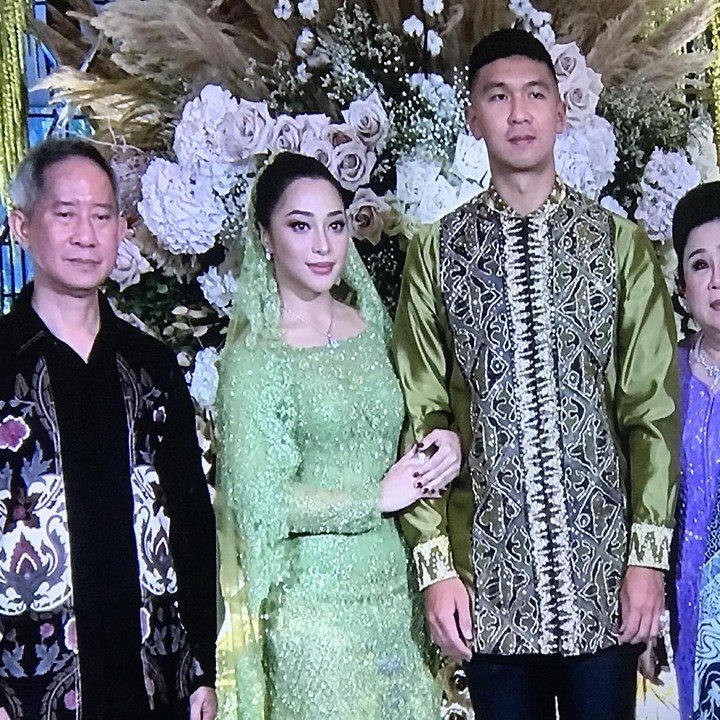 <p>Wajah bahagia terpancar dari wajah Nikita dan Indra. Terlihat serasi ya, Bunda. (Foto: Saras/detikHOT)</p>
