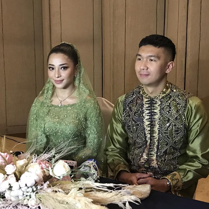 <p>Nikita tampak anggun menerima pinangan Indra. Wajahnya tegas, tampak sangat antusias mendengar kata-kata cinta dari calon suaminya. (Foto: Saras/detikHOT)</p>