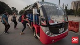 FOTO: Naik Shuttle Bus Gratis di GBK Usai Lelah Berolahraga Pengelola Kawasan Gelora Bung Karno menyediakan shuttle bus gratis bagi warga yang kelelahan setelah berolahraga.