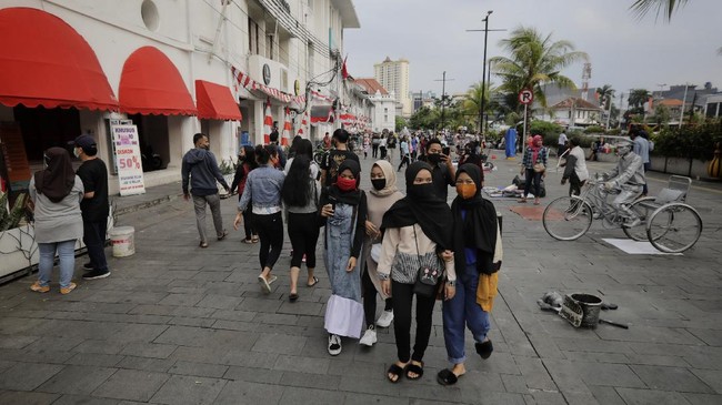 Libur panjang membuat jumlah pengunjung Kota Tua Tamansari, Jakarta Barat mencapai 2.412 orang pada Jumat (30/10). Ini merupakan jumlah terbesar selama PSBB.