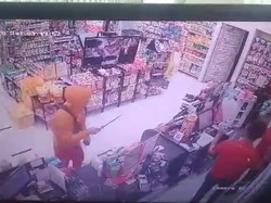 Terekam CCTV, Komplotan Perampok Minamarket di Kuningan Diburu Polisi