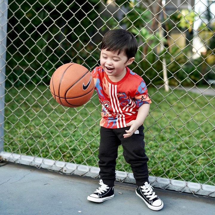 <p>Bola basket yang digunakan oleh Raphael tentunya bola khusus untuk anak-anak ya, Bunda. (Foto: Instagram @sandradewi88)</p>