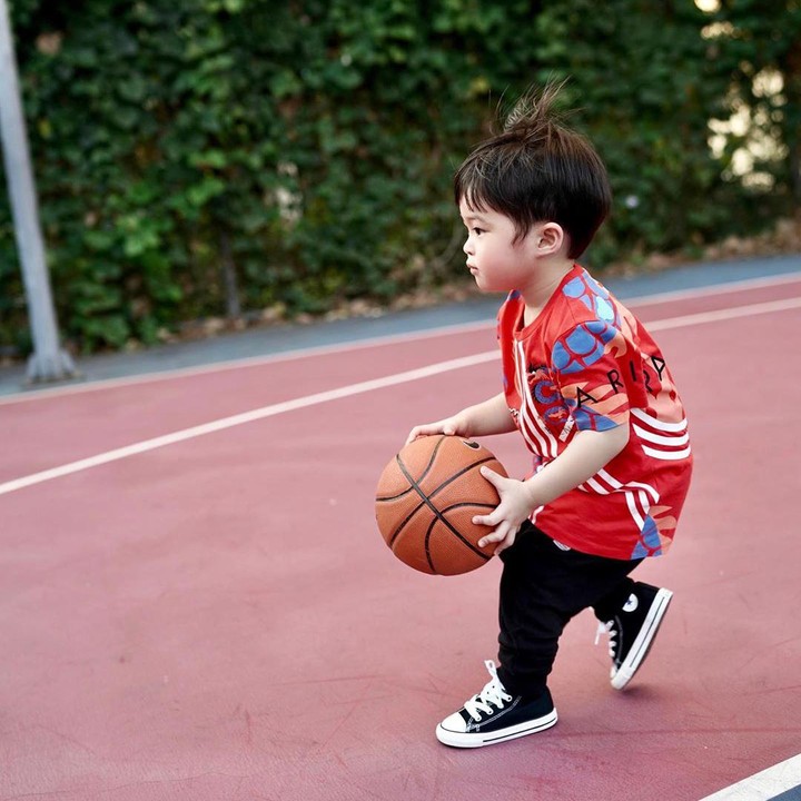 <p>Lihat saja gaya Raphael saat <em>dribble</em> bola basket di lapangan. Keren ya, Bunda. (Foto: Instagram @sandradewi88)</p>