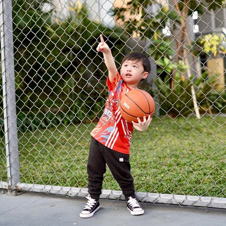 <p>Saat bermain basket, Raphael juga kerap mengenakan baju <em>sporty</em> dan <em>stylish</em>. Sudah seperti pemain basket profesional. (Foto: Instagram @sandradewi88)</p>