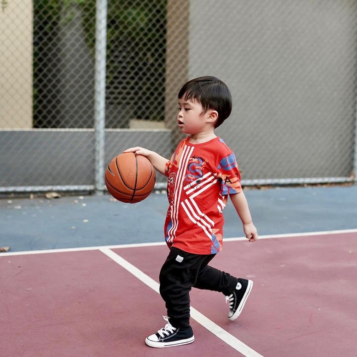 <p>Anak pertama Sandra Dewi yang lahir pada Desember 2017 lalu ini juga bahkan pernah memiliki mesin permainan memasukkan bola basket ke keranjang. (Foto: Instagram @sandradewi88)</p>