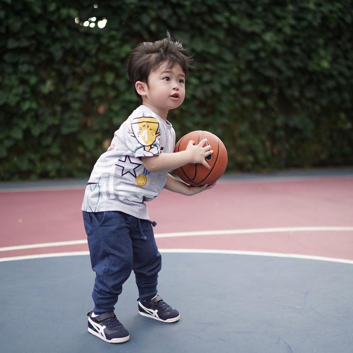 <p>Hal ini terlihat saat Raphael bermain basket dengan menggunakan ring khusus untuk anak-anak di rumahnya. (Foto: Instagram @sandradewi88)</p>