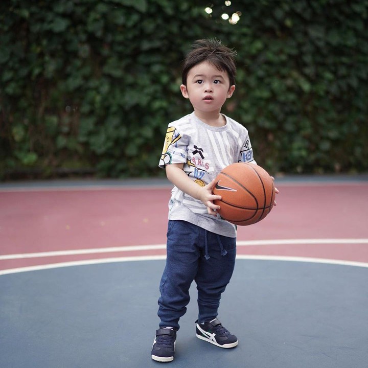 <p>Sejak masih kecil, anak pertama Sandra Dewi, Raphael Moeis, memiliki minat terhadap basket. (Foto: Instagram @sandradewi88)</p>
