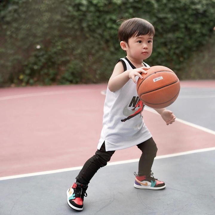 <p>Wah serius banget nih Raphael main basketnya. Hehehe. (Foto: Instagram @sandradewi88)</p>