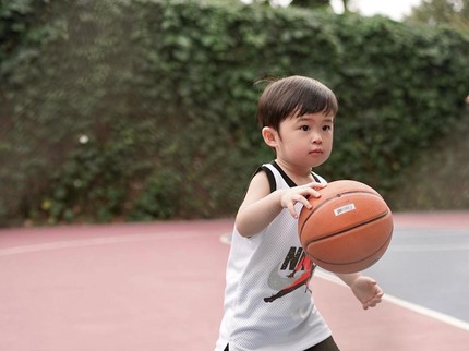 7 Potret Anak Sandra Dewi Raphael Moeis Main Basket, Stylish & Menggemaskan