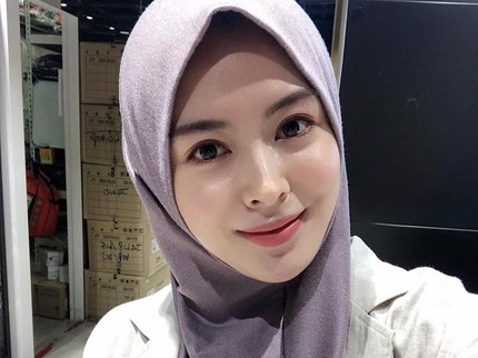Selebgram Korea Ayana Moon Nangis Tiap Hari Awal Jadi Mualaf