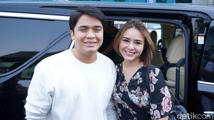 Billy Syahputra dan Amanda Manopo saat ditemui di kawasan Trans TV.