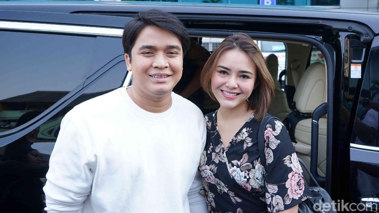 Billy Syahputra dan Amanda Manopo saat ditemui di kawasan Trans TV.