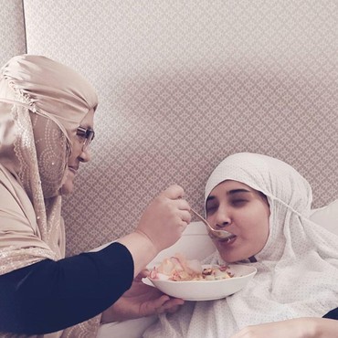 Zaskia Sungkar Makan Disuapi Sang Bunda Usai Transfer Embrio