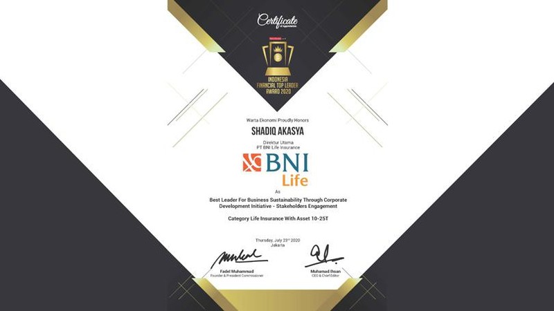 Direktur Utama PT BNI Life Insurance Shadiq Akasya menerima penghargaan
