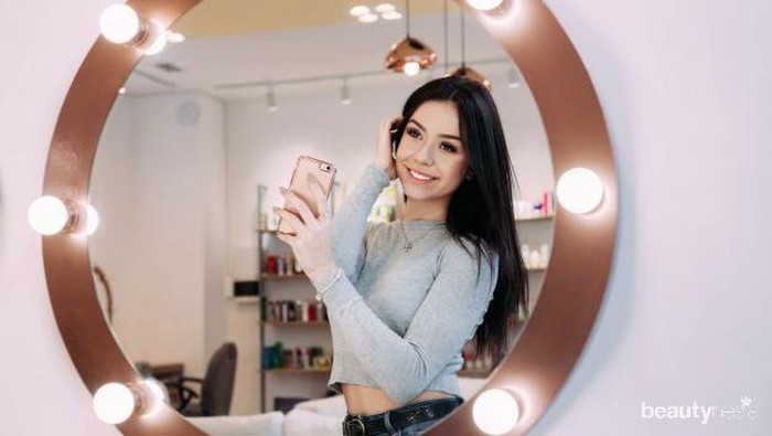 Pose Ini Keren Banget Buat Foto Mirror Selfie