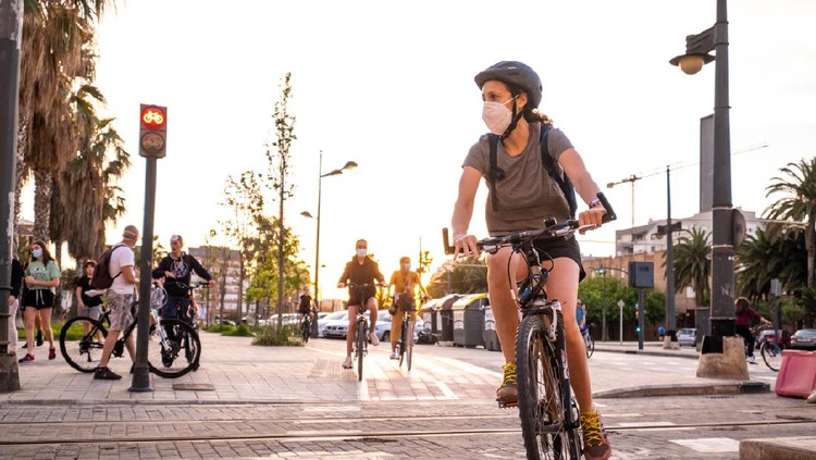 Valencia, Spain; 6th May 2020: People walking and playing sports during the coronavirus pandemic in the time slot allocated by the Government. Walking and individual sport activities are allowed with some limitations and respecting social distancing measures