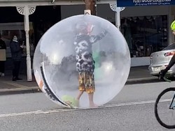 Hati-hati Main Bola Zorb, Bisa-bisa Terbang dan Terbanting seperti Bocah Ini