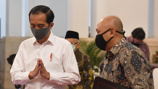 Menkop UKM Teten Masduki mengaku mempertimbangkan melanjutkan BLT UMKM hingga 2021 mendatang. BLT ini berupa dana hibah Rp2,4 juta.