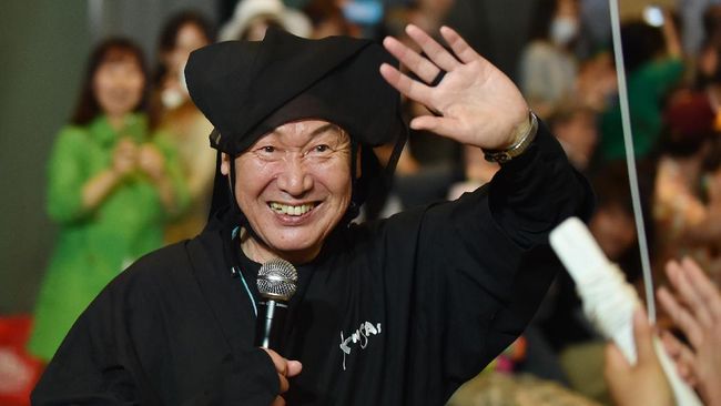 Perancang busana Jepang terkenal yang menciptakan busana ikonik David Bowie, Kansai Yamamoto meninggal dunia. 
