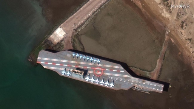 Angkatan bersenjata Iran memindahkan kapal induk tiruan ke Selat Hormuz di tengah meningkatnya ketegangan dengan Amerika Serikat.