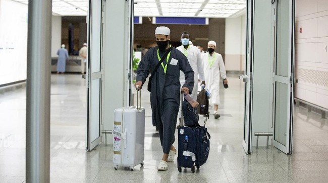 Ketua Fraksi PAN Saleh Daulay mengusulkan dana haji digunakan untuk mendukung kinerja guru honorer usai ibadah haji dibatalkan pemerintah.