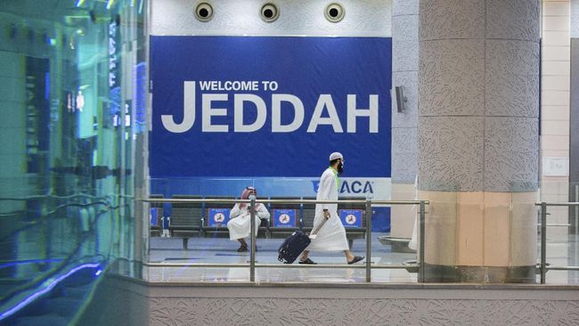 Saat Tiba di Bandara Saudi, Jemaah Haji Harus Setor Bukti Vaksin-PCR Arab Saudi menerima calon jemaah haji yang telah menerima vaksinasi lengkap sesuai kriteria negara kerajaan itu, dan bukti tes PCR dengan hasil negatif Covid.