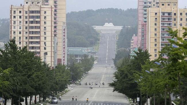 Kota di Korea Utara, Kaesong menerapkan lockdown untuk menghentikan penularan virus corona. Kim Jong-un mengirim bantuan obat dan makanan ke wilayah tersebut.