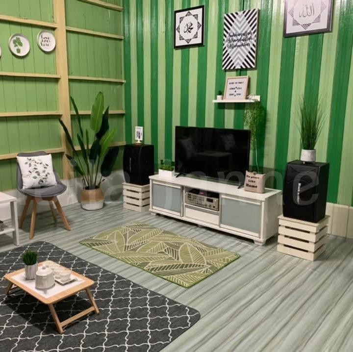 <p>Interior dinding berwarna hijau dengan perabot yang tak banyak, membuat ruangan terasa luas. (Foto: Facebook Leila Janne)</p>