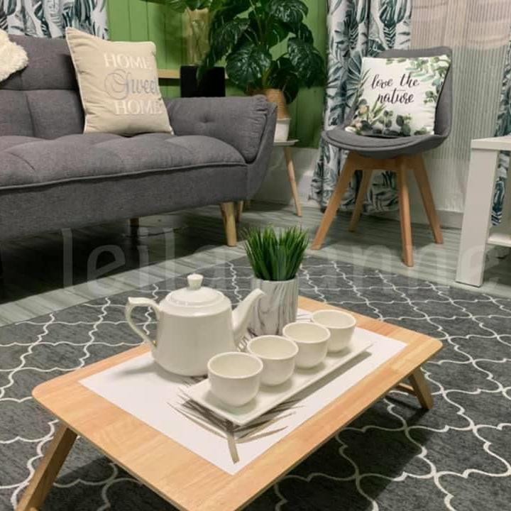 <p>Warna kursi sofa menyesuaikan karpet, yaitu berwarna abu-abu. (Foto: Facebook Leila Janne)</p>