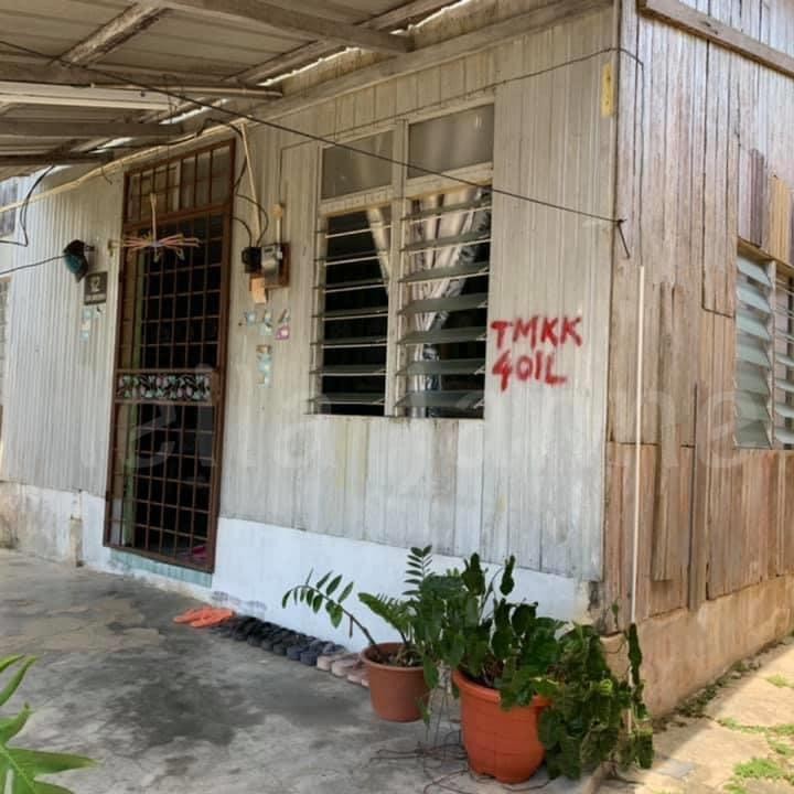 <p>Dari luar, rumah terlihat biasa saja, tapi desain di dalamnya begitu elegan dan minimalis. (Foto: Facebook Leila Janne)</p>