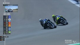 VIDEO: Duel Sengit Rossi vs Vinales di MotoGP Andalusia