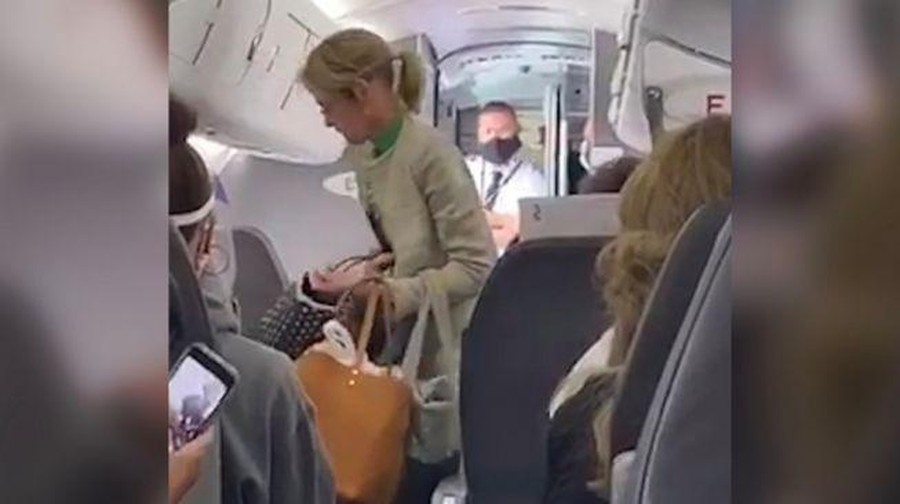 Viral Wanita diusir dari pesawat.