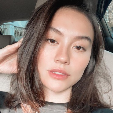 Tampilan 'Polos' Agnez Mo yang Jadi Sorotan