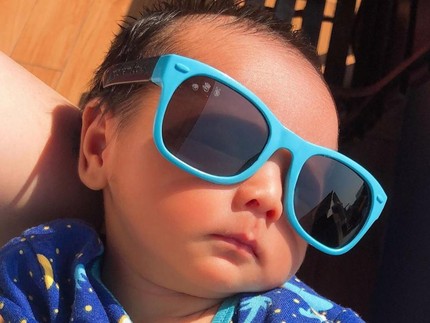 5 Foto Anak Cut Meyriska & Roger Danuarta Berjemur, Ganteng dan Menggemaskan
