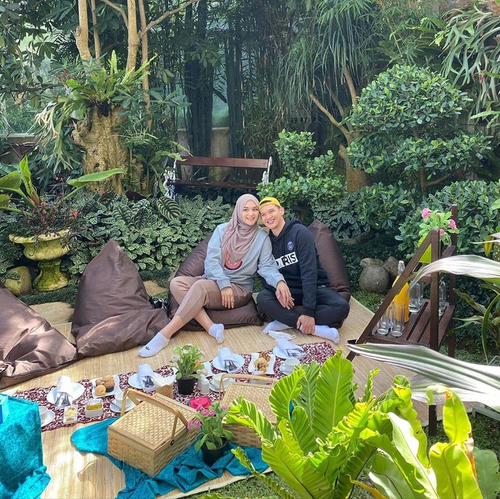 <p>Sambil menanti kelahiran si kecil, Citra Kirana dan Rezky Adhitya menikmati kebersamaan saat babymoon. (Foto: Instagram @citraciki)</p>