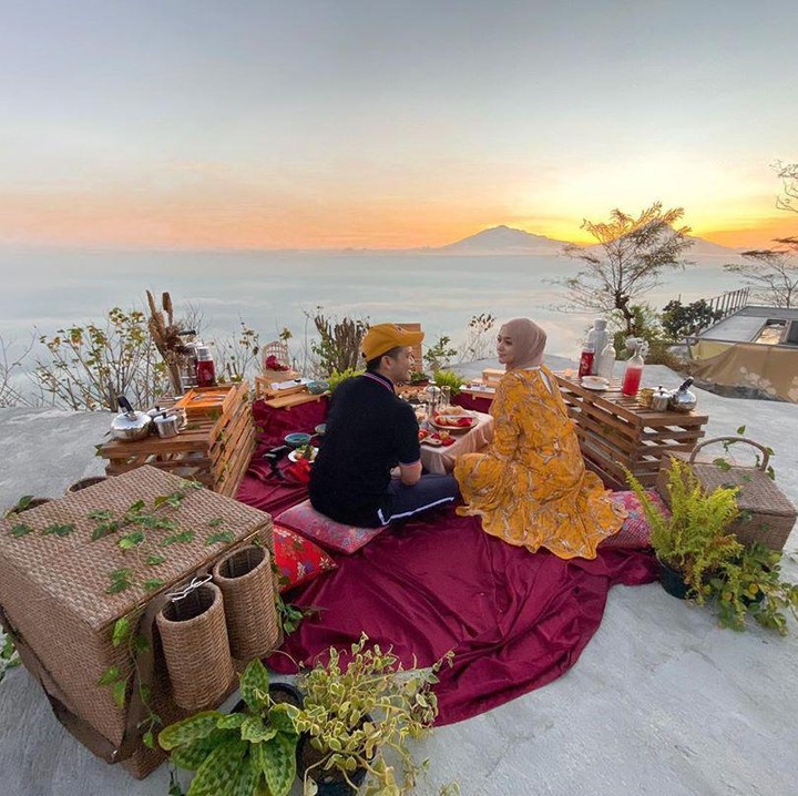 <p>Momen sarapan bareng dengan latar lautan awan dan gunung di kejauhan. Syahdu! (Foto: Instagram @citraciki)</p>