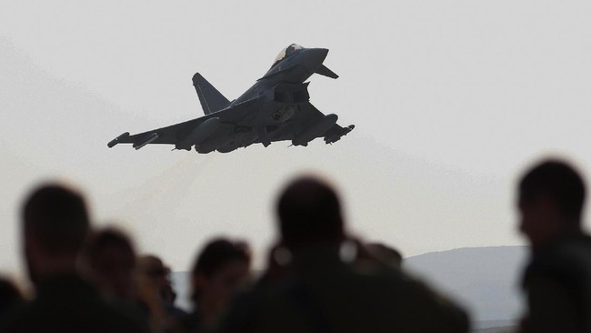 Pengamat pertahanan menyarankan agar Prabowo Subianto menimbang kembali rencana pembelian jet tempur Eurofighter Typhoon bekas dari Austria.