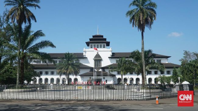 Pemkot Bandung Imbau Masyarakat Batasi Kegiatan Tahun Baru Pemkot Bandung menyiapkan surat edaran berisi imbauan kepada masyarakat agar tak beraktivitas di malam tahun baru demi menekan penyebaran virus corona.