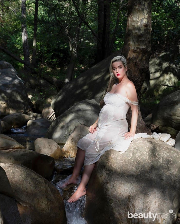 Pada Mei 2020, juri American Idol itu melakukan pengambilan gambar untuk video klipnya di sebuah sungai dengan bebatuan. Katy mengenakan dress transparan dan riasan makeup cetar dengan lipstik merah yang menjadi ciri khasnya. Katy tampak seksi dan menawan. (Foto: instagram.com/katyperry/)