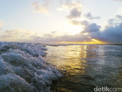 Heboh! Turis Melahirkan Saat Liburan di Pantai Cattolica