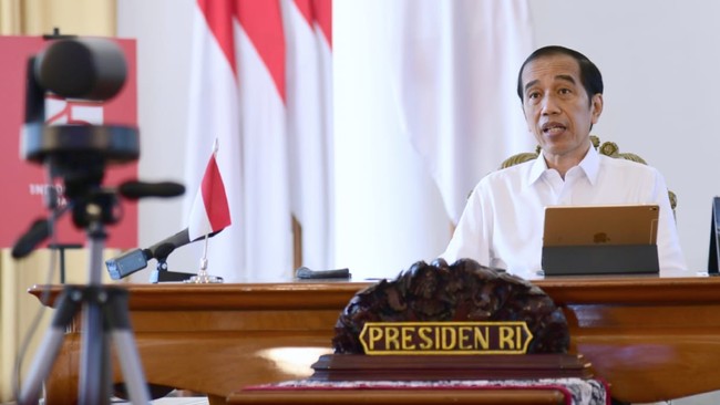 Presiden Joko Widodo meminta para gubernur terus memperbarui perkembangan penyebaran virus corona di daerahnya masing-masing.