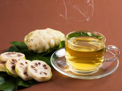 5 Manfaat Rutin Minum Air Rebusan Mengkudu, Efeknya Nggak Kaleng-kaleng