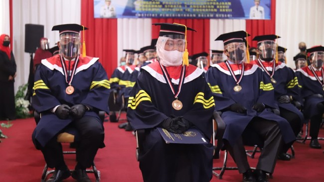 Menteri Ketenagakerjaan Ida Fauziyah dinobatkan menjadi wisudawan terbaik Program Doktor bidang Ilmu Pemerintahan di IPDN.