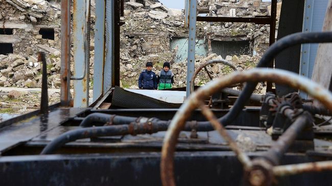 Urusan menjemput kerabat, pergi liburan, atau menerima kargo menjadi kenangan terindah penduduk Irak di stasiun kereta Mosul yang kini hancur akibat perang.