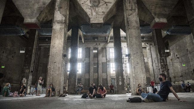 Berghain kembali membuka pintunya dan hanya 50 orang yang bisa masuk per sesi. Kali ini untuk pameran instalasi suara yang menakjubkan.