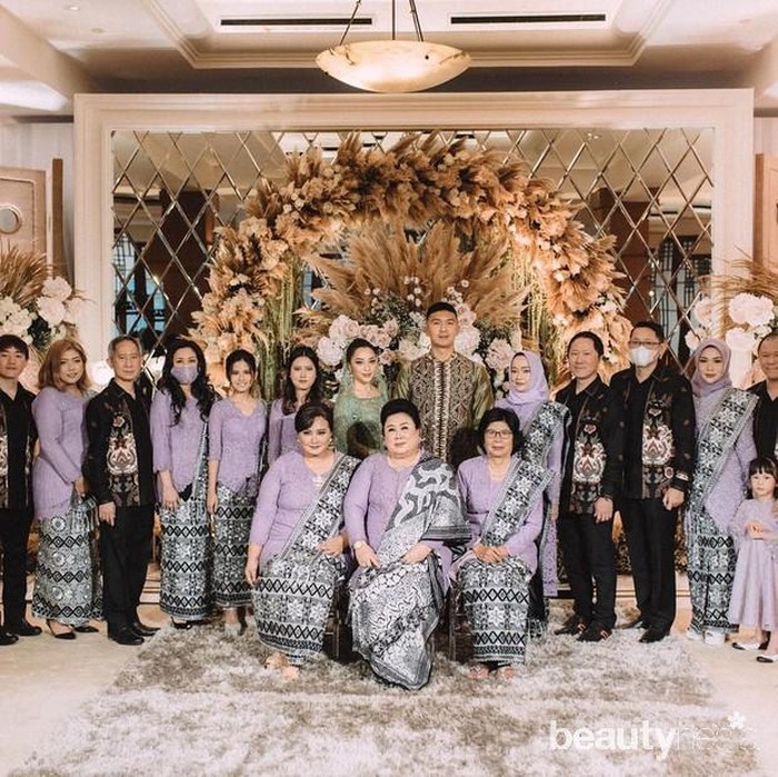 Sedangkan keluarga Nikita kompak mengenakan kebaya biru dan keluarga Indra kebaya ungu. (Foto: Instagram.com/yorafebrina/)